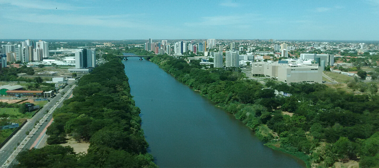urbano com natureza exuberante.
